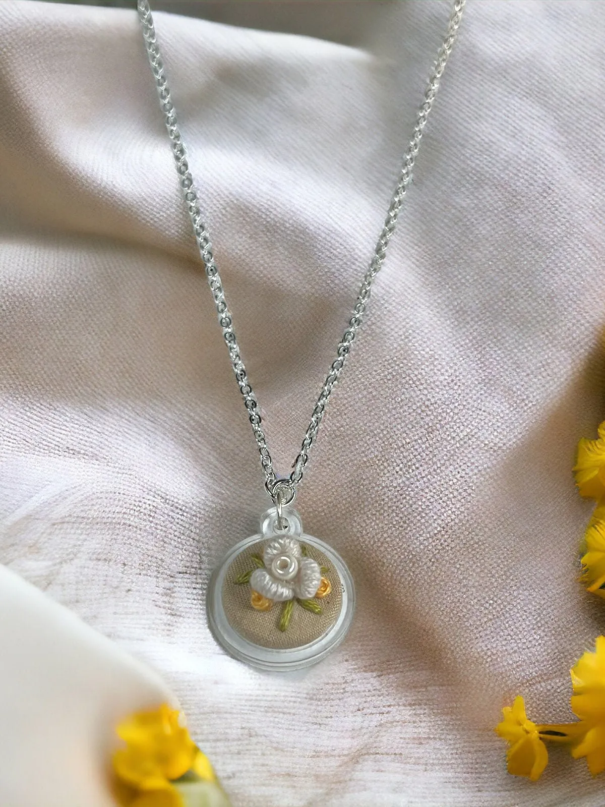 Cosy Daisy Pendant