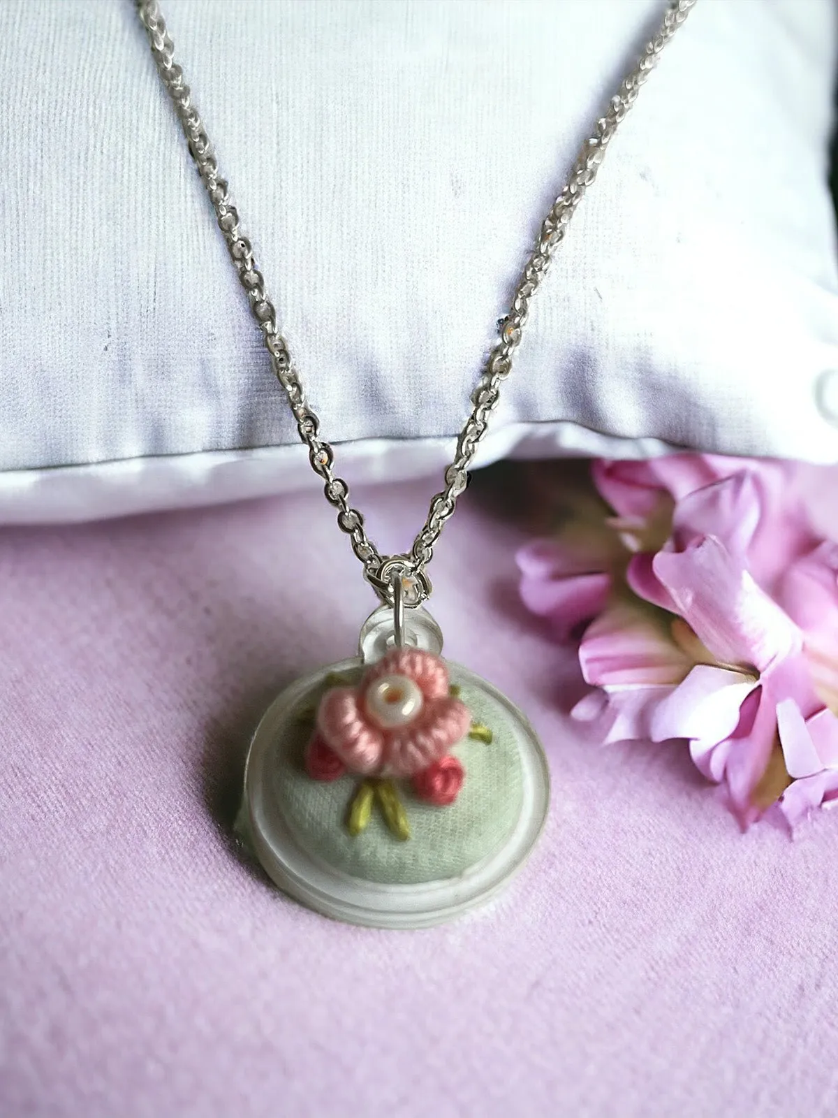 Cosy Daisy Pendant