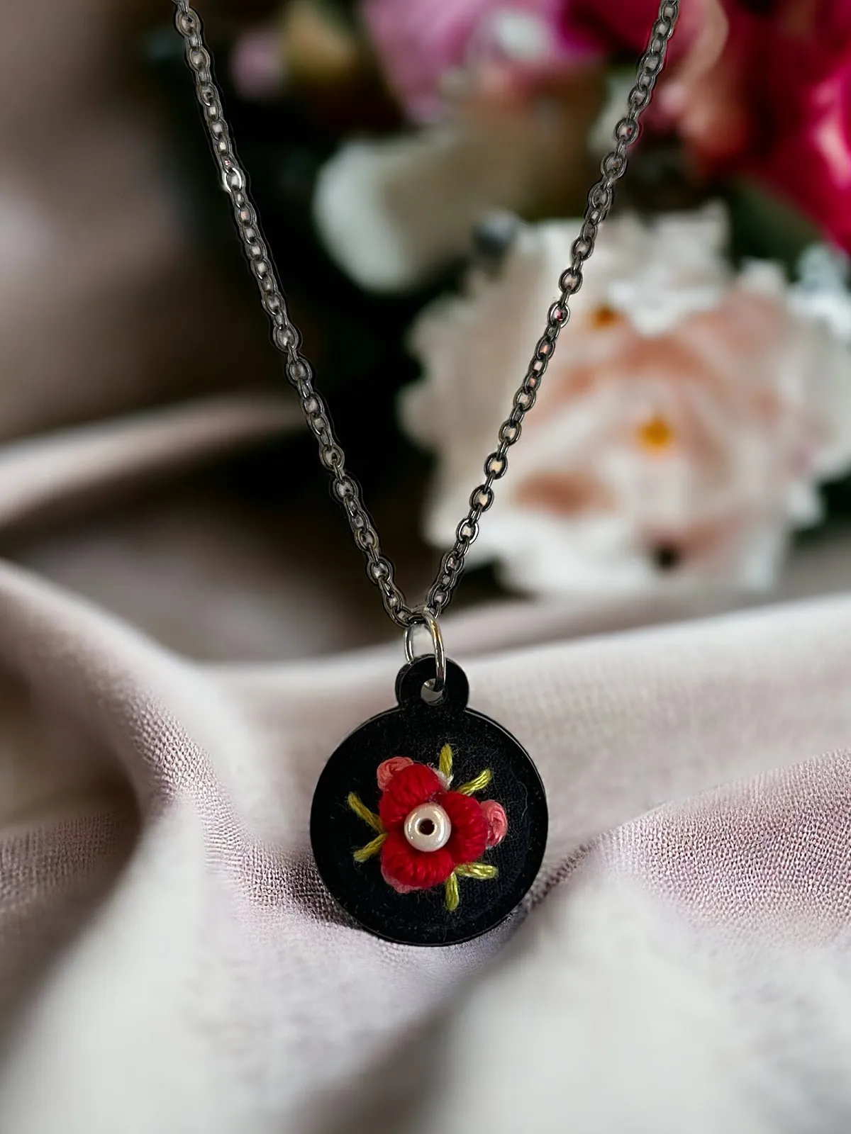 Cosy Daisy Pendant