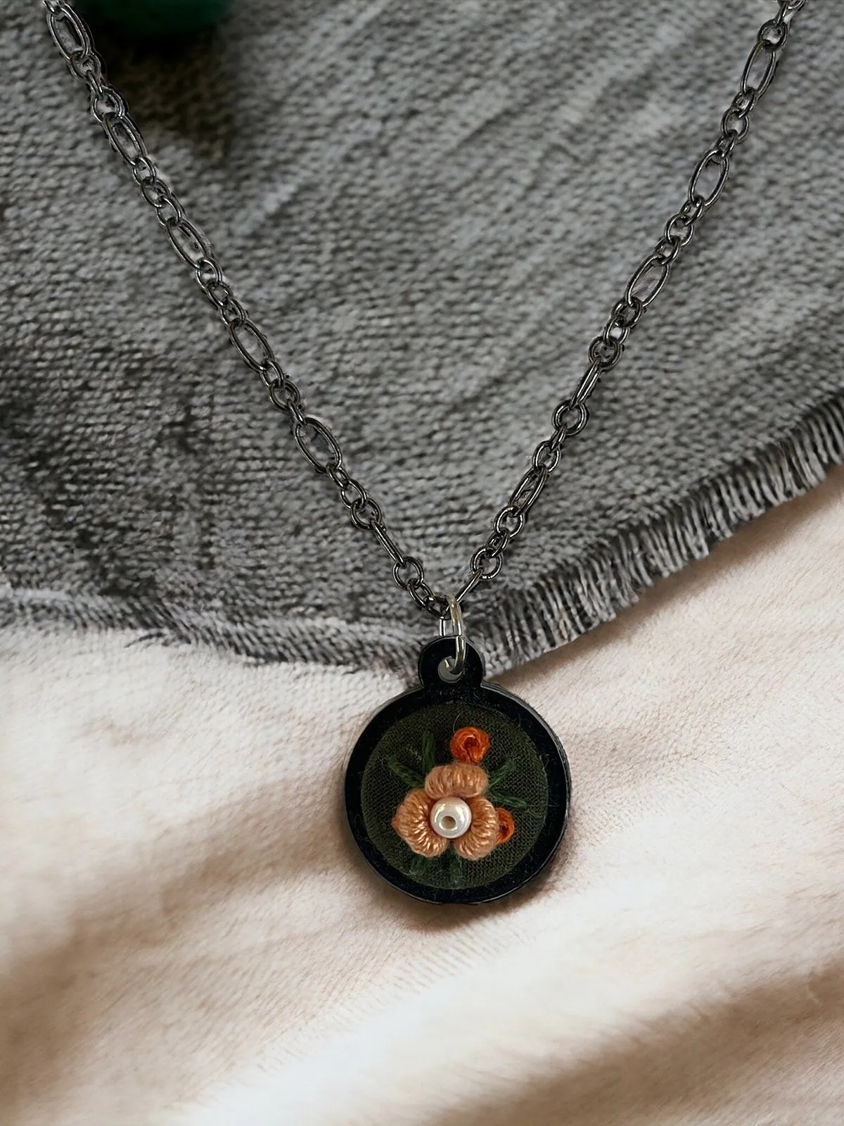 Cosy Daisy Pendant