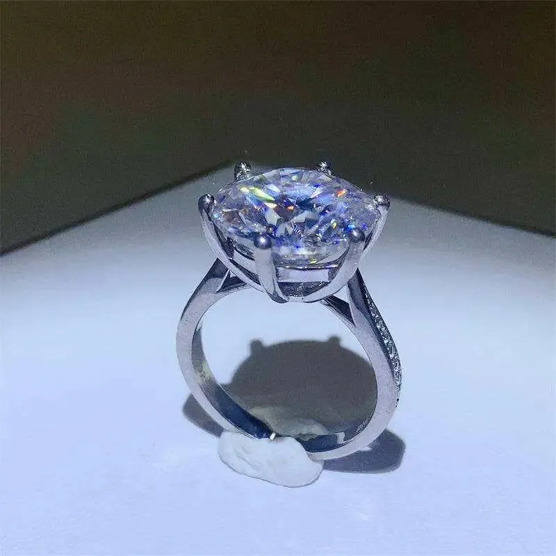 Exquisite 10 Carat Moissanite Ring for Luxury Fashion Enthusiasts