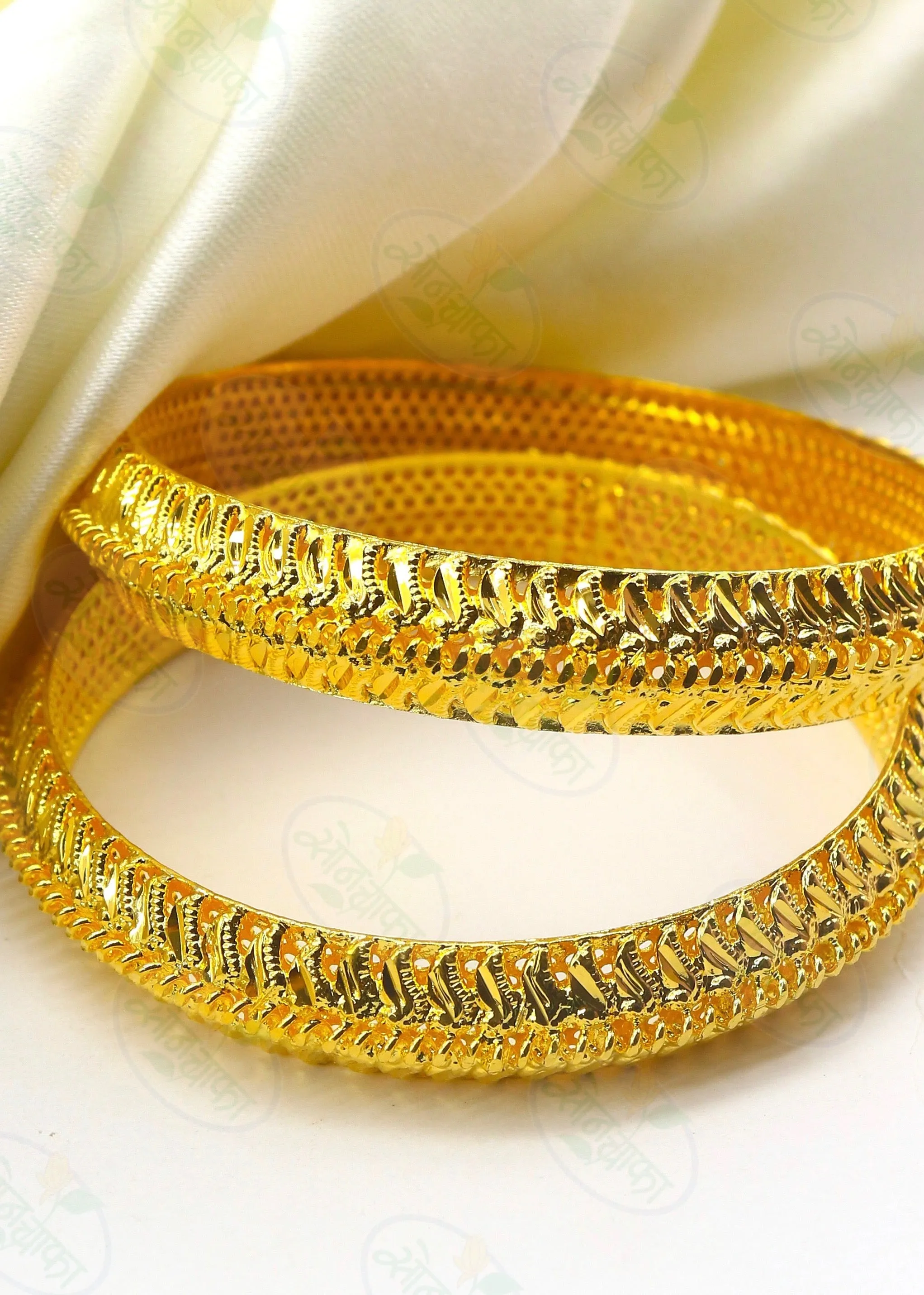 GRACEFUL GOLD PLATED BANGLES