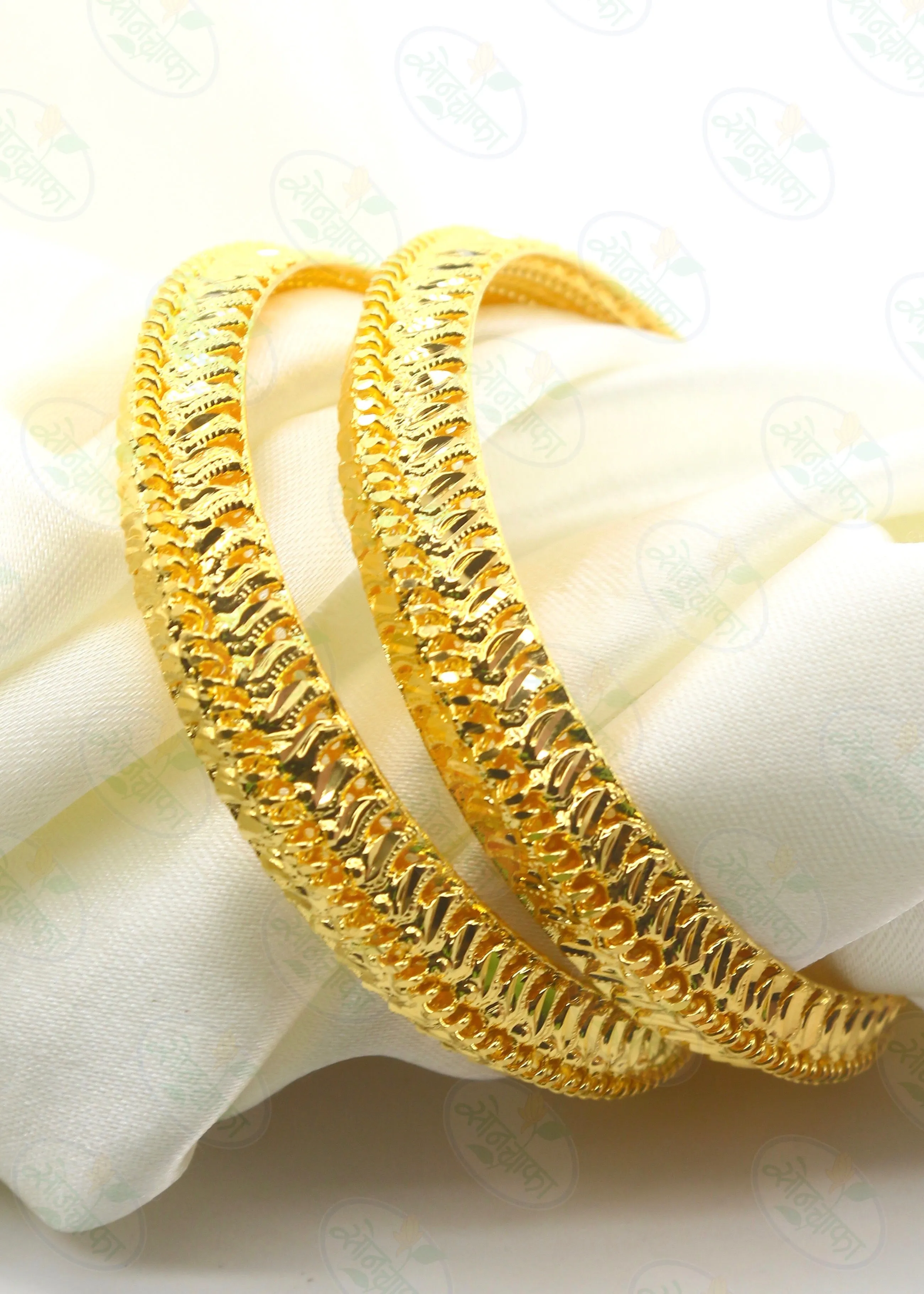 GRACEFUL GOLD PLATED BANGLES