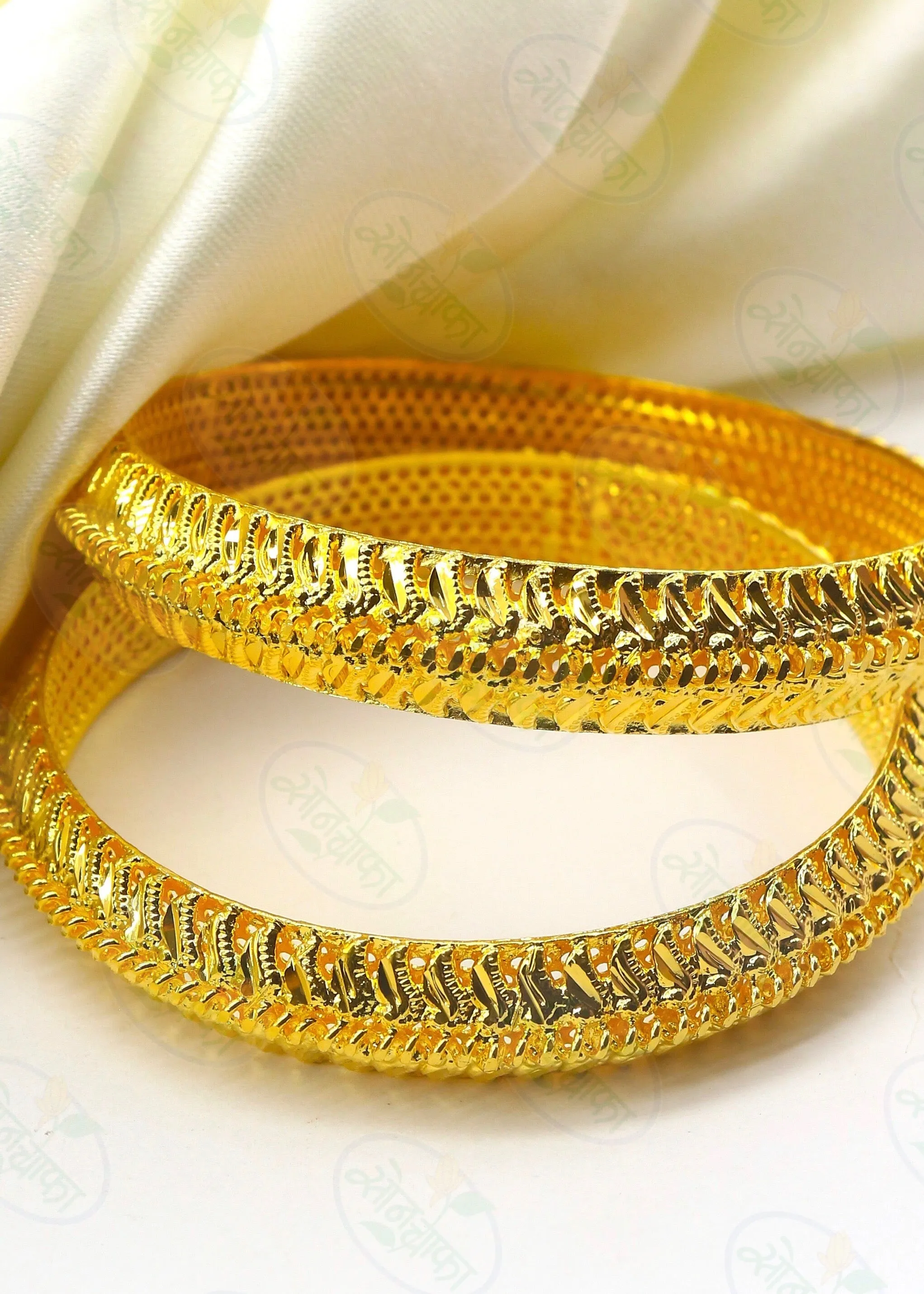 GRACEFUL GOLD PLATED BANGLES